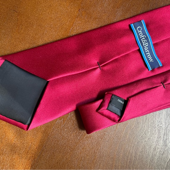 Red tie - Picture 3 of 3